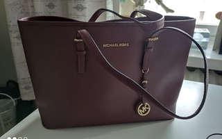 Michael Kors tummanpunainen nahkalaukku