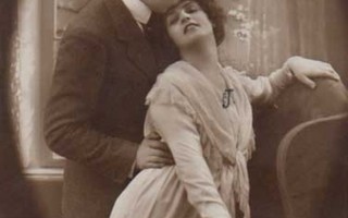 RAKKAUS / Mies suutelee naista otsalle kamarissa. 1920-l.