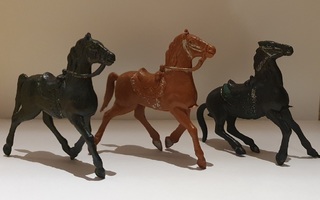 3 hevosta – lelufiguurit 60/70-luvulta