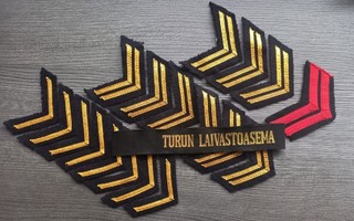 Vanha lakkinauha TURUN LAIVASTOASEMA ja hihamerkkejä