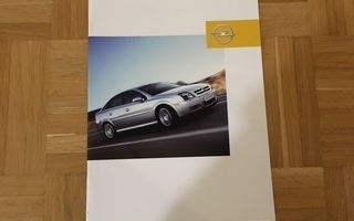 Esite Opel Vectra GTS. Vuodelta 2003.