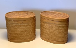 Kaksi bamburuo’osta tms. tehtyä kannellista rasiaa