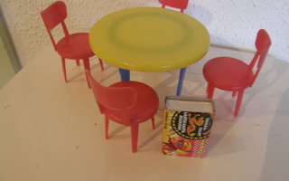 NUKKEKODIN Keittiön pöytä ja tuolet kaluste 60-luvulta