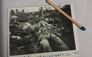 valokuva r_____ etumaastossa 1942