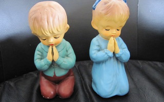 2 vanhaa kaunista  rukoilevaa lasta (50-60 lukua ?