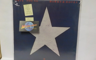 NEIL YOUNG - HAWKS & DOVES M-/M- 1980 SPAIN PRESS LP