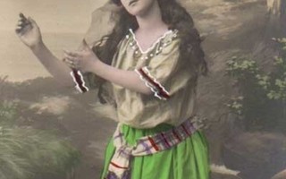 NAINEN / Värikkäästi pukeutunut mustalaistyttö. 1900-l.