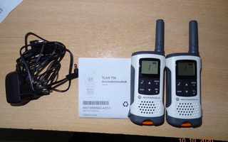Motorola TLKR T50 radio puhelimet ja Adidas kello.