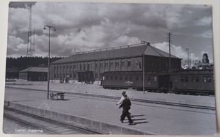 Lahti, rautatieasema, tavaravaunuja,miehet, mastot, ei p.