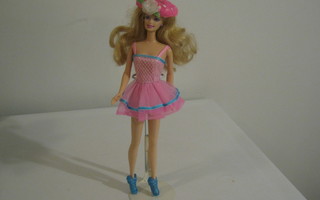 Barbie hattu, mekko ja kengät.
