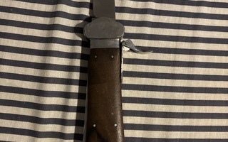 Luftwaffen ns. Gravity knife. katso kuvaus