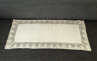 Puhtaanvalkoinen kaitaliina, virkatut reunat (24 x 57 cm)