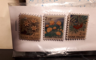 Pinssejä, aiheena postimerkit, 3 kpl