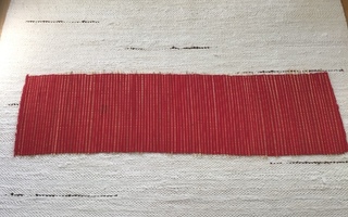 Punainen vintage olkiliina ( 29 x 110 cm )
