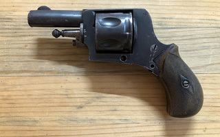 1800-luvun lupavapaa revolveri