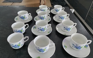 9 kahvikuppi ja tassi + 2 kuppia, sininen kukkakuvio