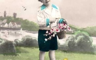 LAPSI / Portaalla seisova poika ja suuri kukkakori. 1920-l.