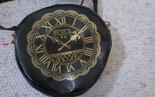 Musta olkalaukku kello