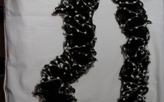 Röyhelö kaulahuivi Frilla musta-valkoinen