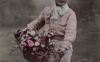 LAPSI / Kauniisti puettu pikku herrasmies ja kukat. 1900-l.