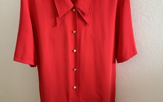 Punainen lyhythihainen paitapusero ( koko arviolta 40/42 )