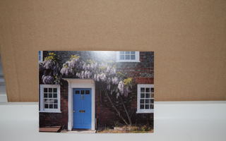 postikortti ikkuna valkoinen sininen ovi