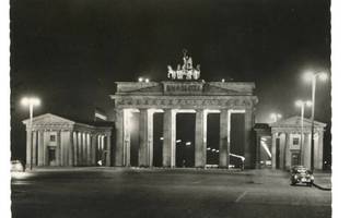 Vanha postikortti Berliini DDR Brandenburgin portti 1950-60