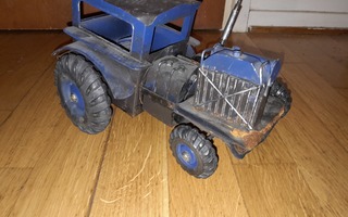 Antiikki metallinen koriste-esine traktori