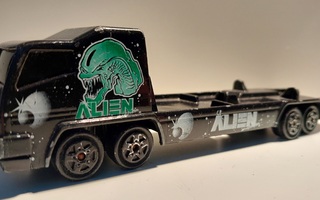 Pikkuauto Alien -kuljetusrekka