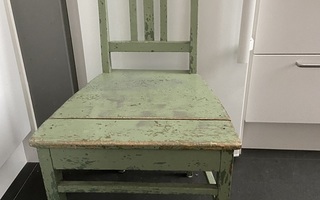 Vihreä satavuotias tuoli