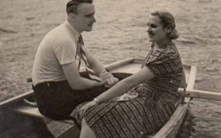 RAKKAUS / Nuori mies ja tyttö soutelemassa. 1940-l.