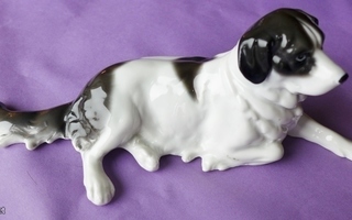 Figuuri Koira posliini  valmistettu . 1920-1930 Saksa