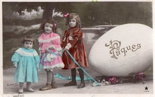 Vanha postikortti- lapset ja iso pääsiäismuna