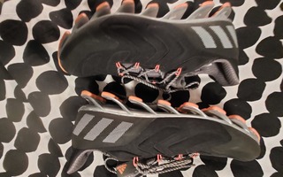 40 Adidas Springblade uud.veroiset juoksukengät lenkkarit