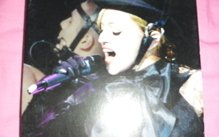 THE PERFORMANCE MADONNA REVIEW * DVD