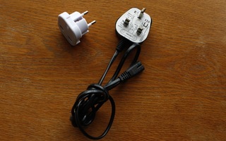 UK virtajohto sähköjohto + adapteri EU verkkovirta-adapteri