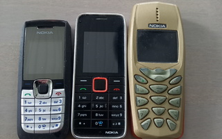 3 kappaletta Nokia puhelimia