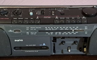 Sanyo radio/tuplapesäinen C-kasettisoitin