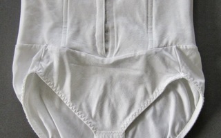 Vyötärökorsetti + bodymallin alushousut, koko L ja valkoiset
