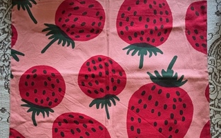 Marimekko mansikka tyynynpäällinen