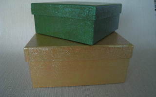 Laatikko 2 kpl käyttämätön kulta ja vihreä lahjalaatikko