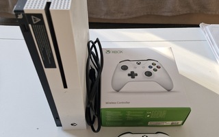 Xbox One S 500GB ja kaksi ohjainta sekä pelejä