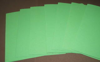 Vaaleanvihreitä korttipohjia