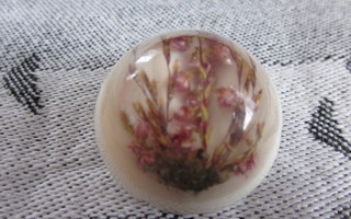Valkoinen rintakoru pyöreä kuivattu kukka