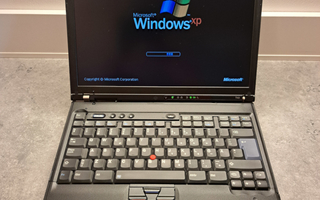 IBM ThinkPad T43 varusteineen / Win XP / COM port