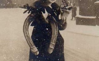 NAINEN / Tyttö lumisateessa kaupungin kadulla. 1900-l.