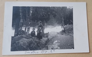 Imatra, pariskunta retkellä kosken rannalla 5.7.1924 vkpk