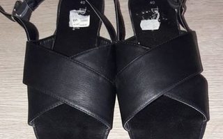 Kengät : mustat sandaalit koko 40 sisämitta 25.5cm