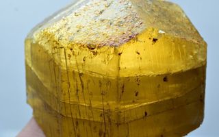 Terminoitunut skapoliitti n. 1/4 kg Badakshan hunajapurkki