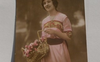 Leidi tuo kukkia korissaan, vanha väripk, p. 1916